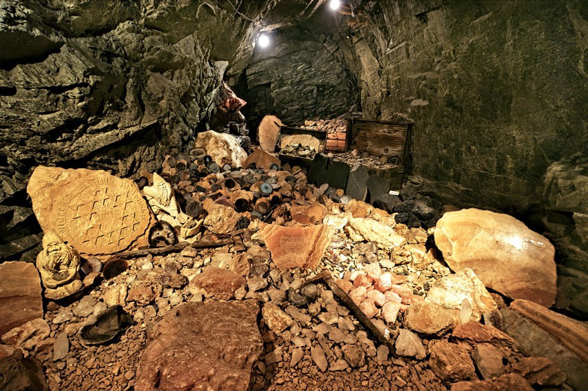 Jedna z gablot z minerałami