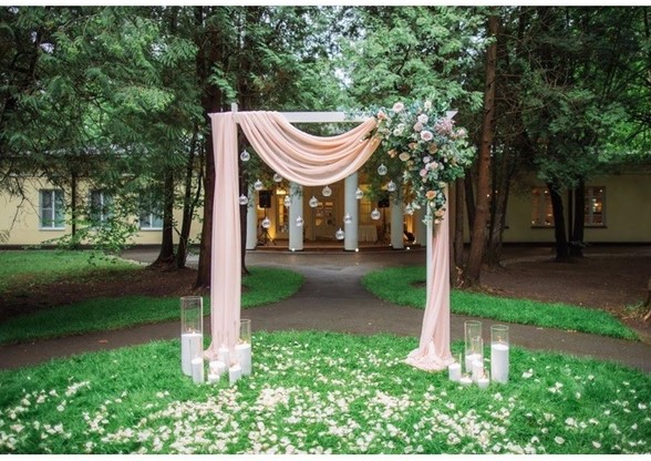 арка с тканью и свечами