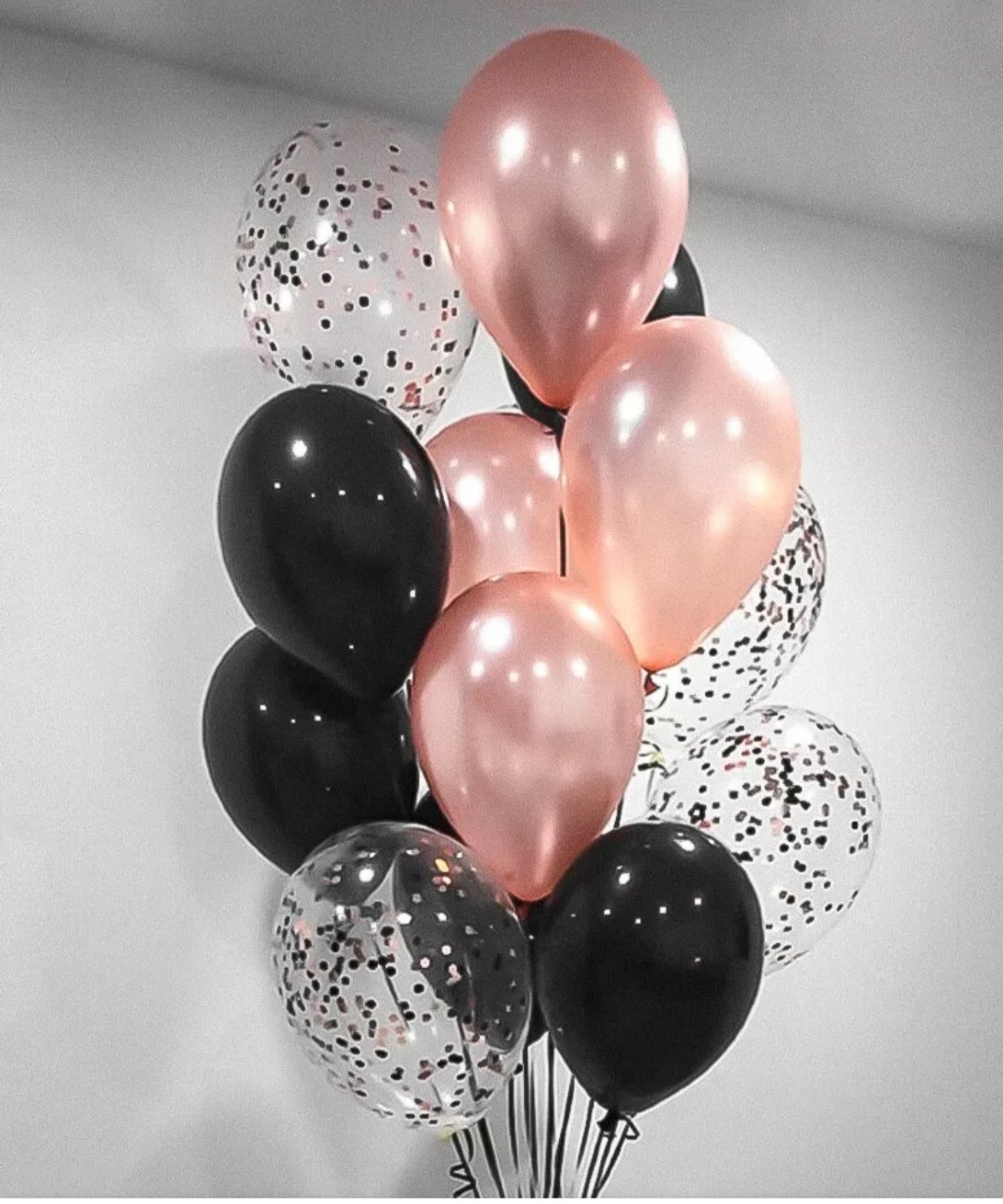 облако из черных и розовых шаров с конфети