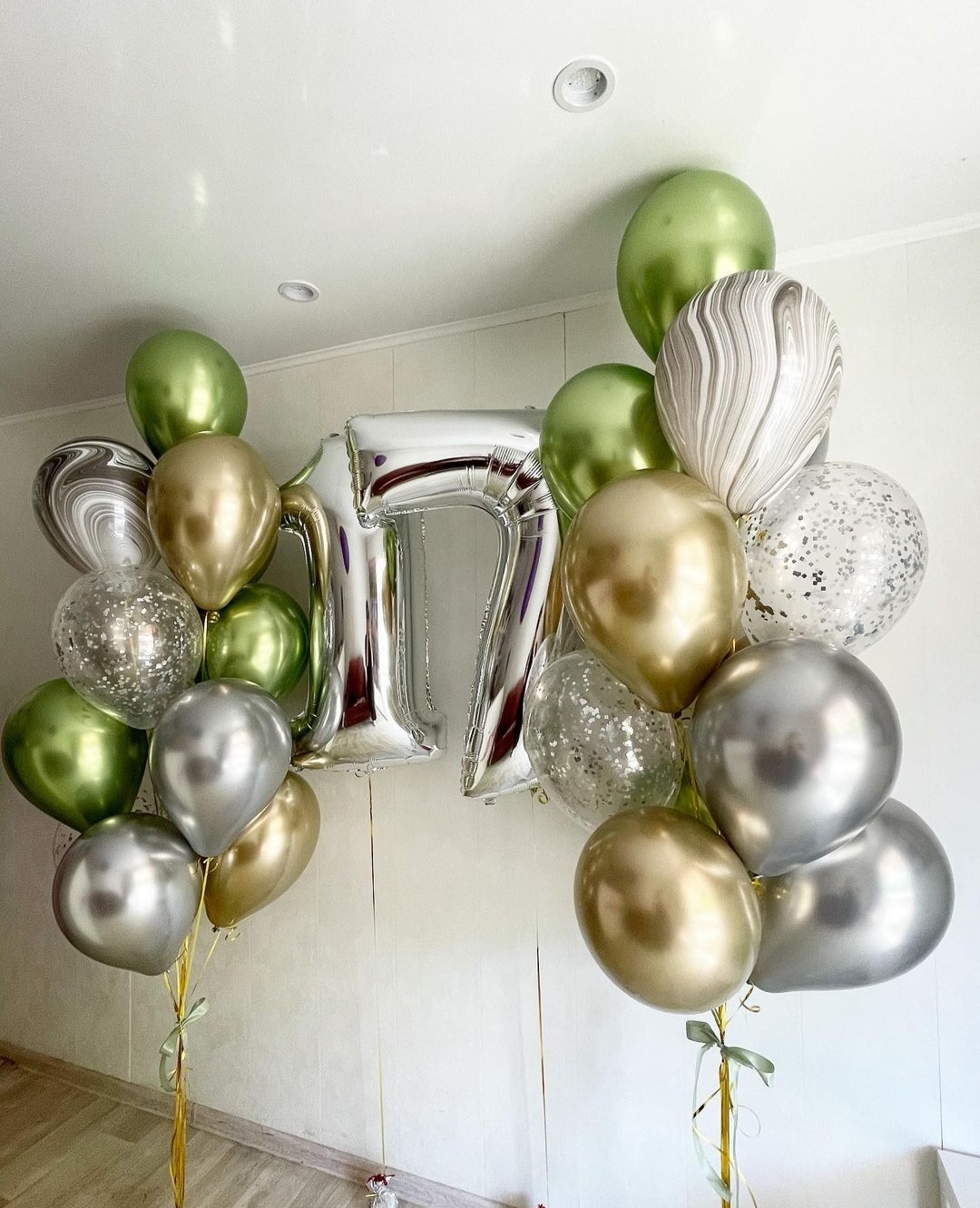 шары-цифры и 2 серебряно-оливковых фонтана