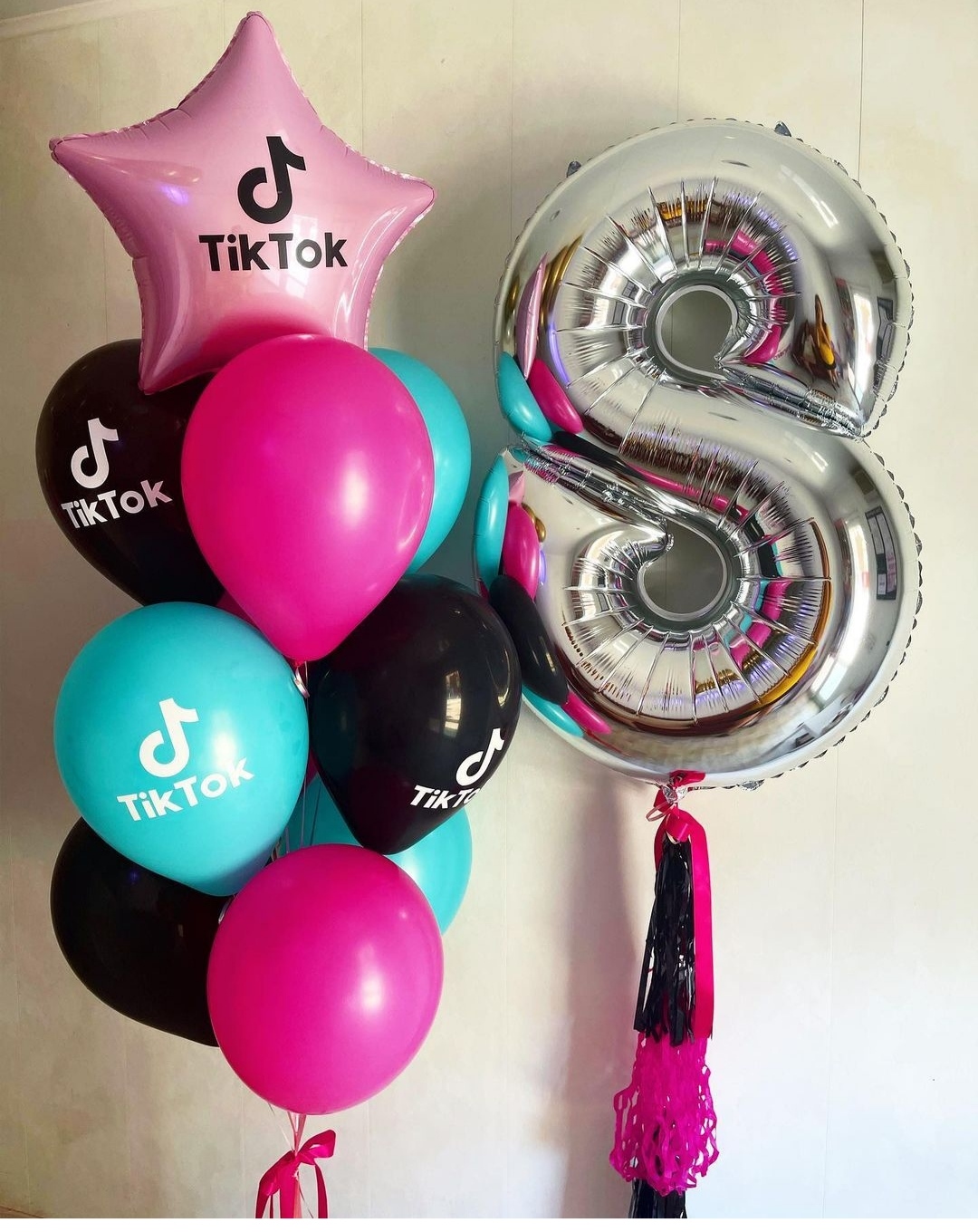 розовые, черные и голубые шары в стиле tiktok на 8 лет