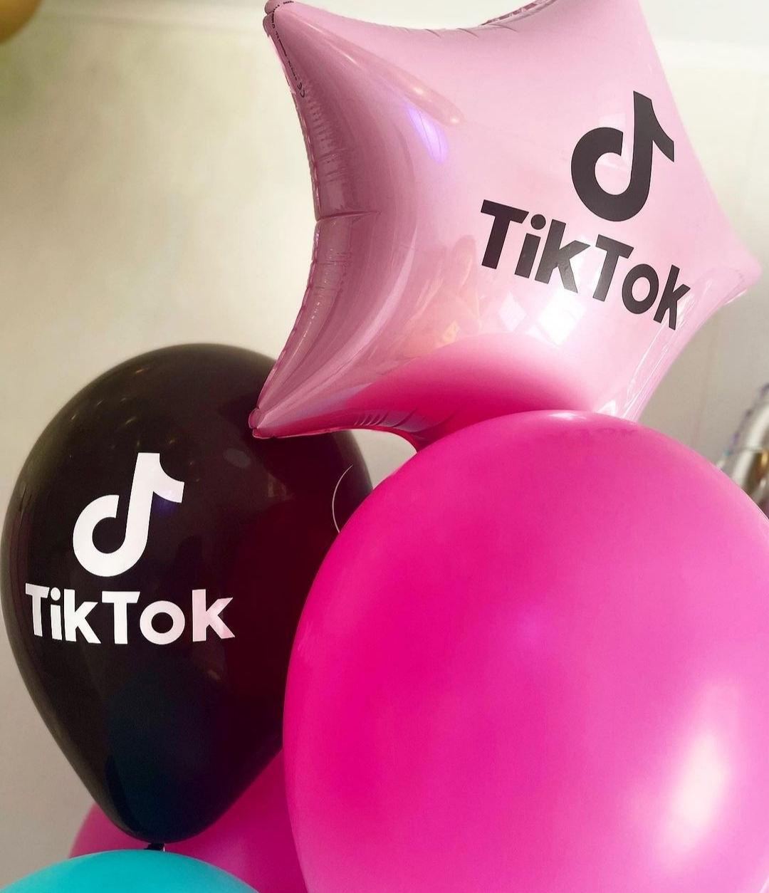 розовые, черные и голубые шары в стиле tiktok на 8 лет