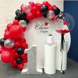 Круглая фотозона с красно-черной гирляндой