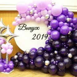 Круглая белая фотозона с фиолетовыми шарами на выпускной