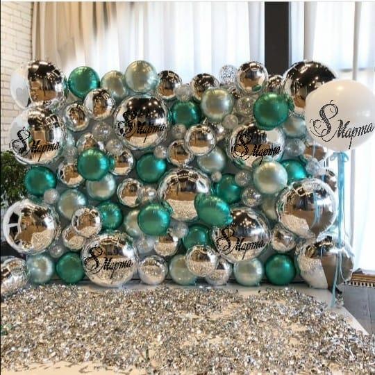 фотозона-стена из зеленых и серебряных шаров
