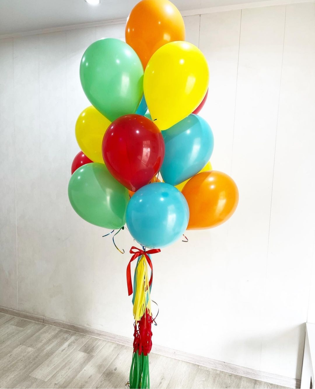 фонтан из шаров всех цветов радуги