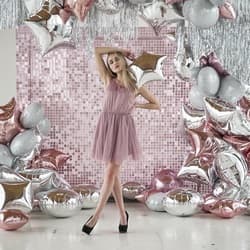 Розовая фотозона из пайеток