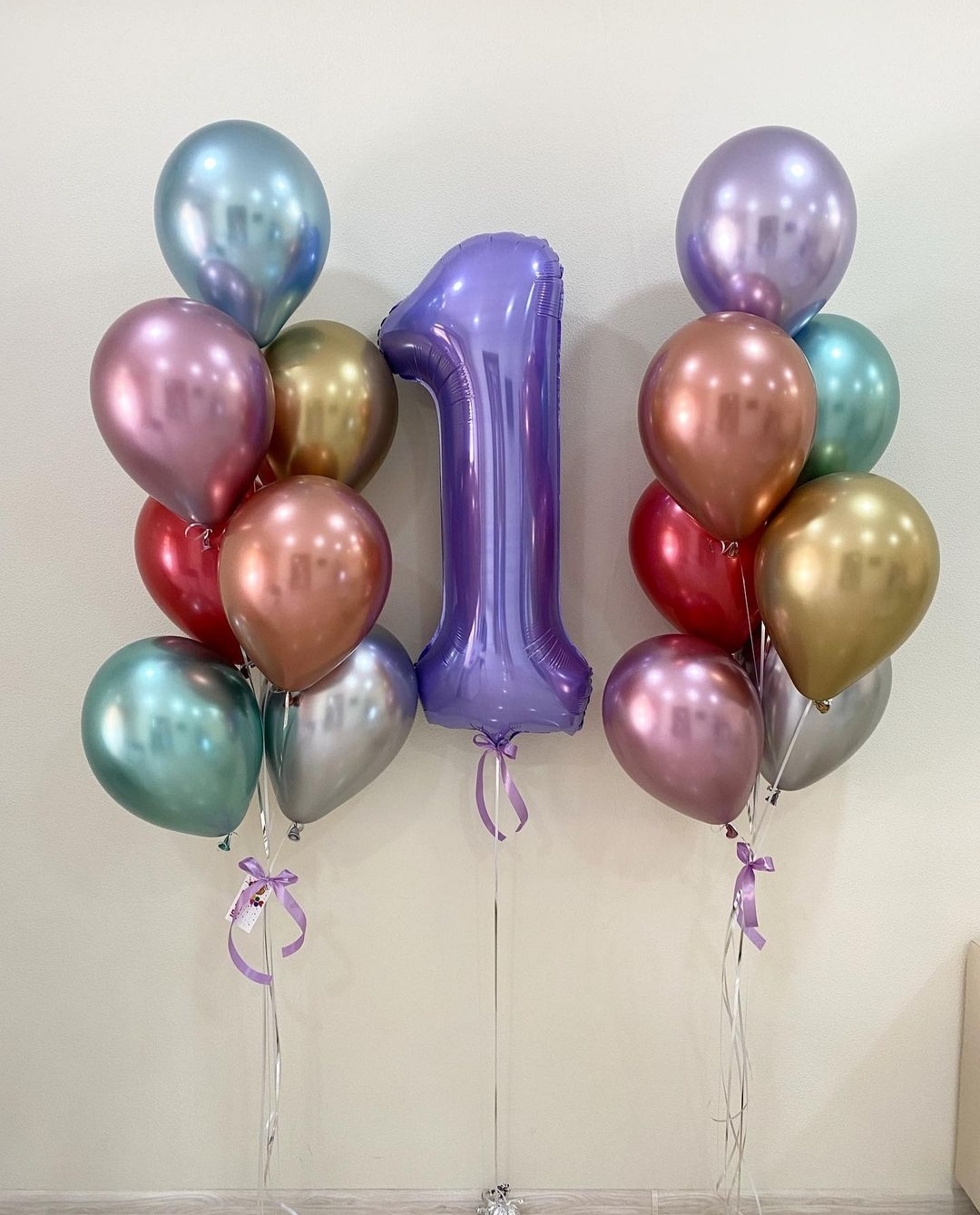 фиолетовая цифра с разноцветными металлическими шариками