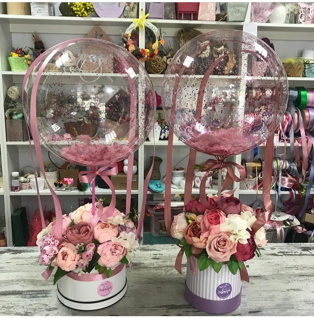 приятный подарок с шаром и цветами в коробке