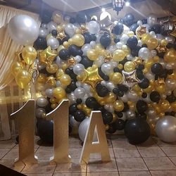Стена из золотых, серебряных и чёрных шаров с фигурными цифрами