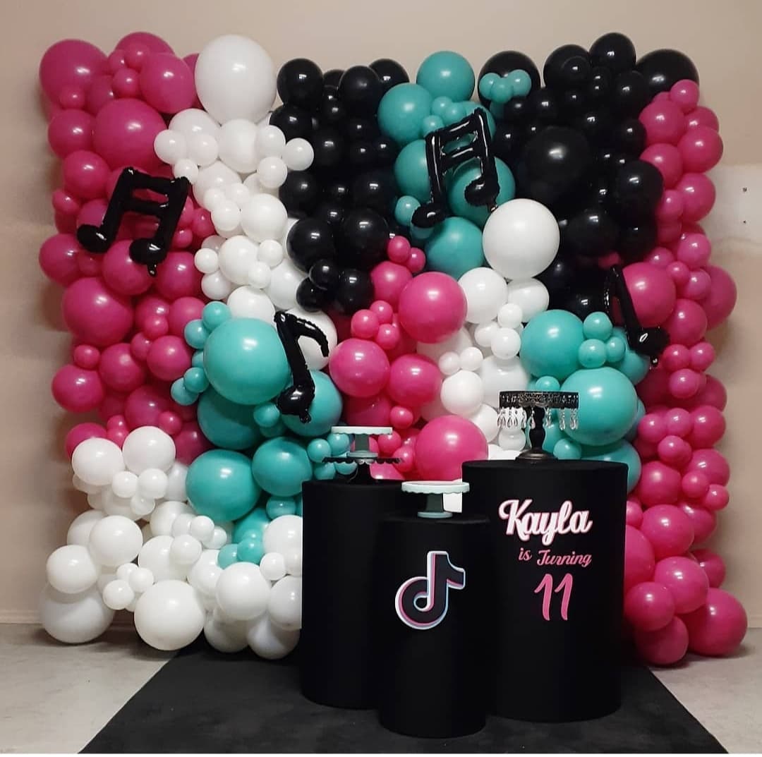 фотозона: стена из шаров в стиле тикток