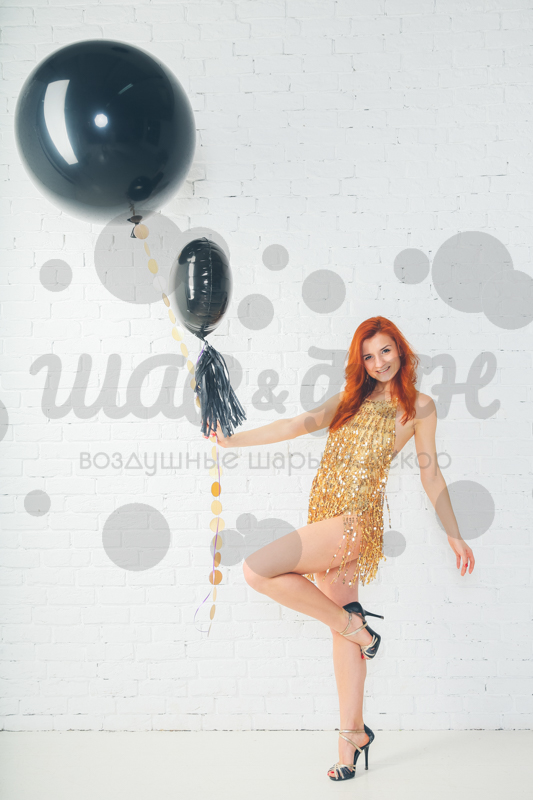 большой черный шар с гирляндой