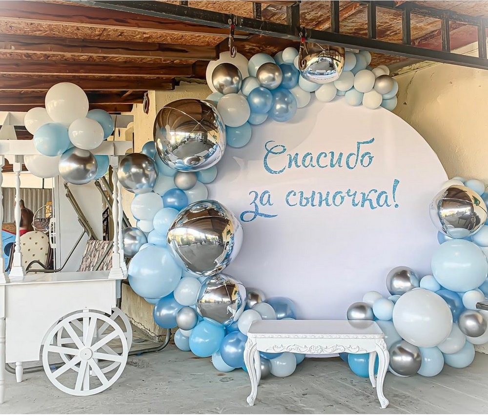 белая фотозона-круг в голубых тонах