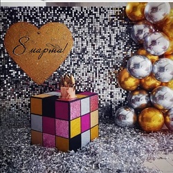 Фотозона из серебряных пайеток с кубом и гирляндой из шаров-сфер