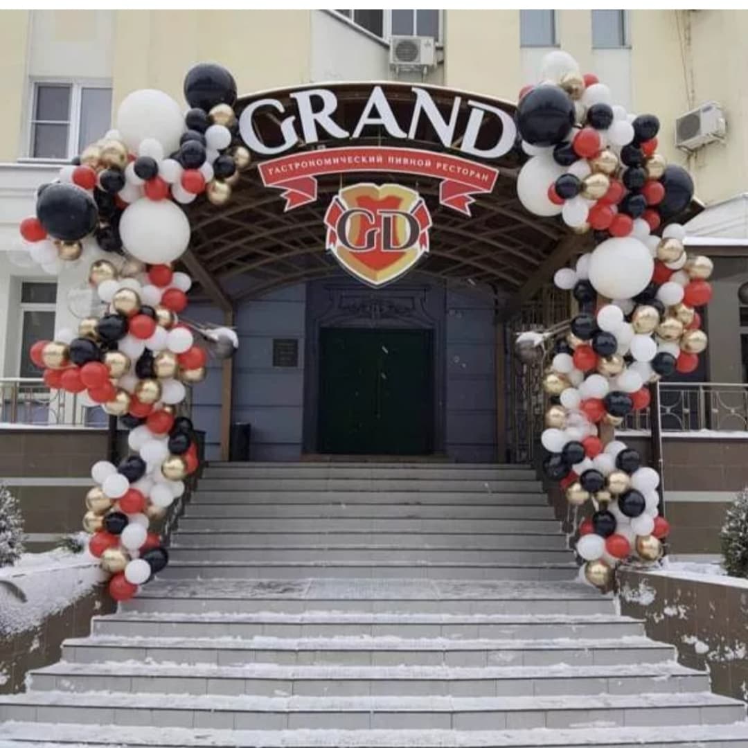 разноцветная гирлянда из шаров разного размера