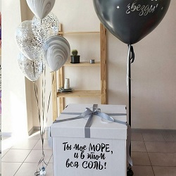 Шар-гигант и шары в коробке в серебряной гамме