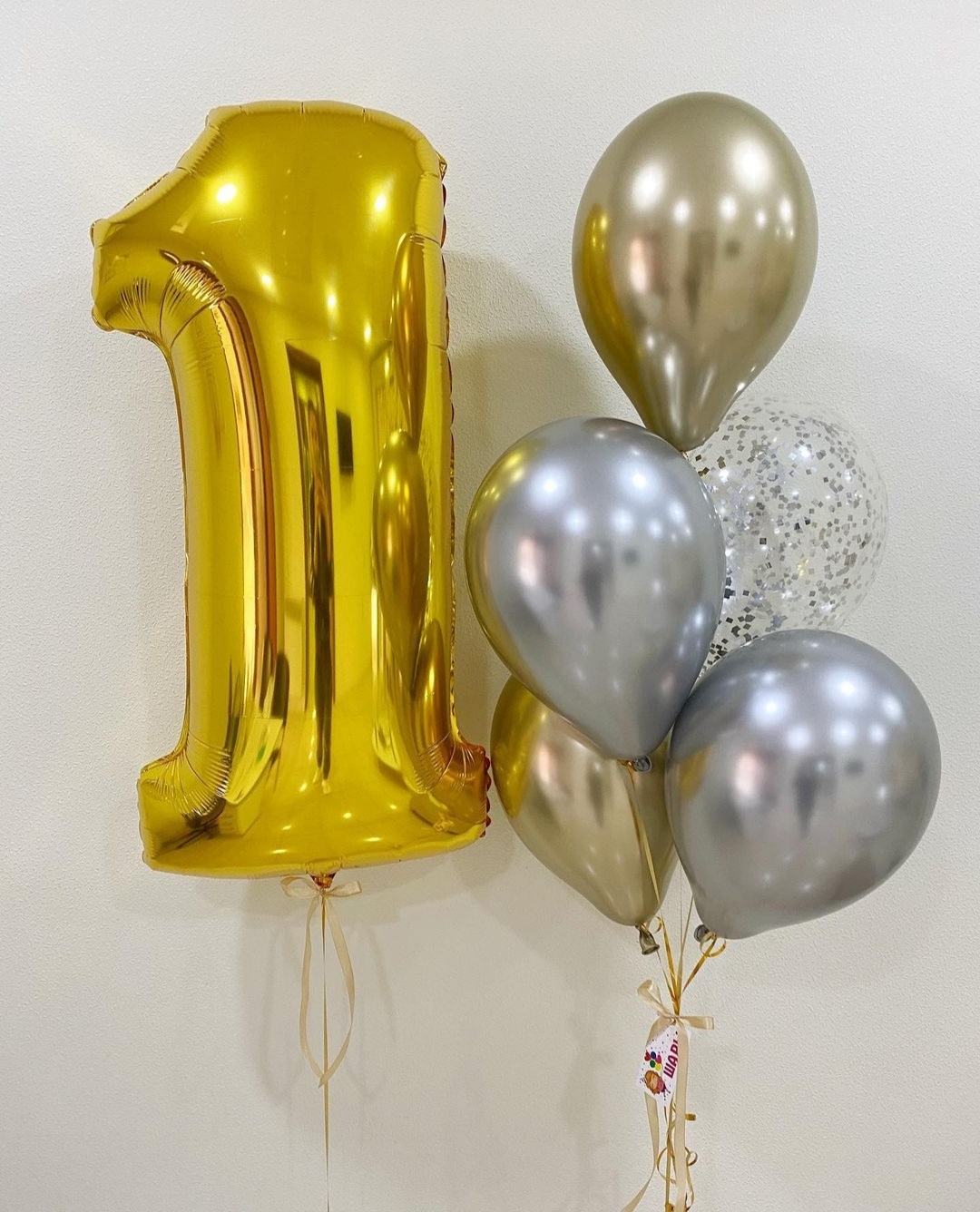 серебристые металлические шары на годик