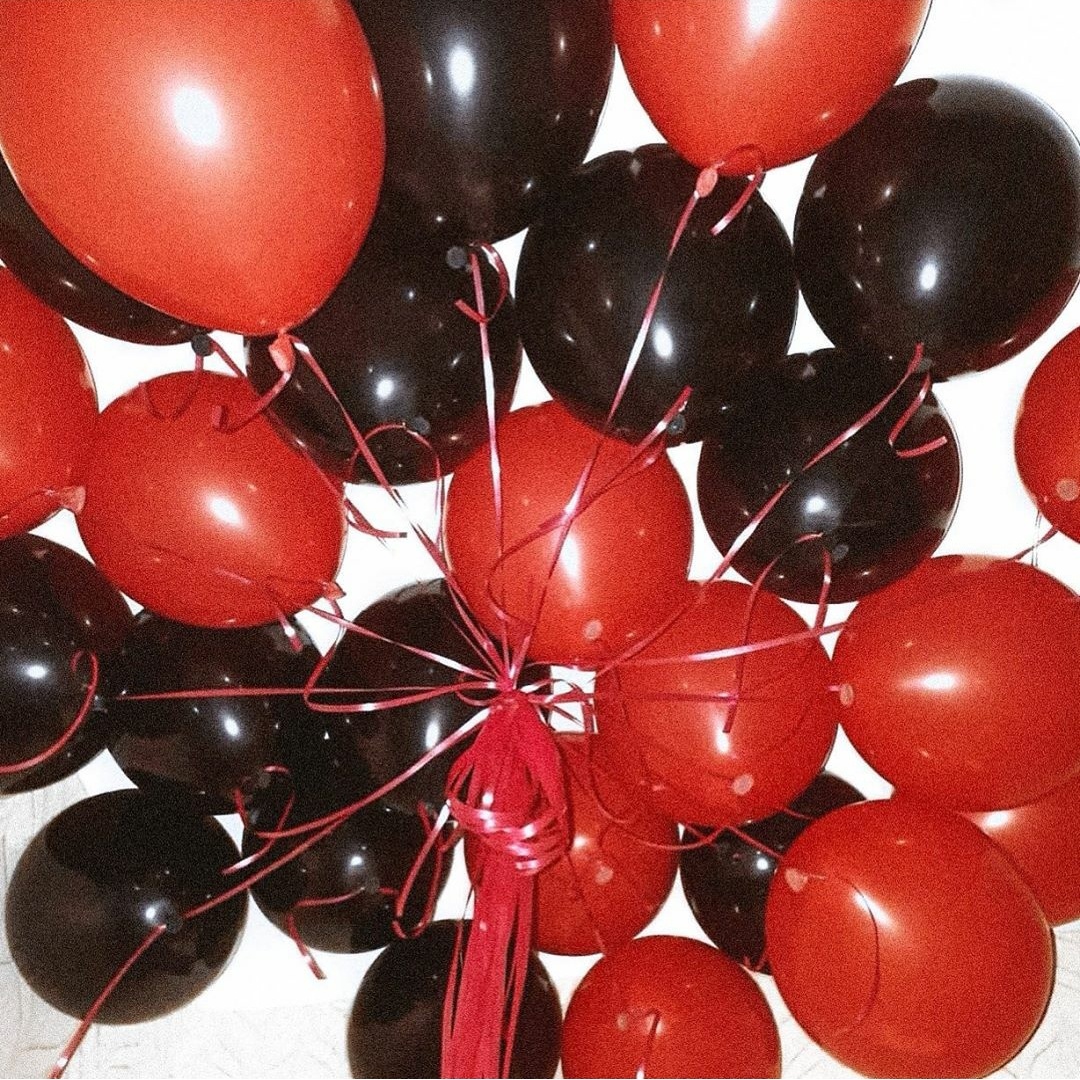 облако из красных и бордовых шаров