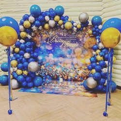 Синяя фотозона с баннером на выпускной