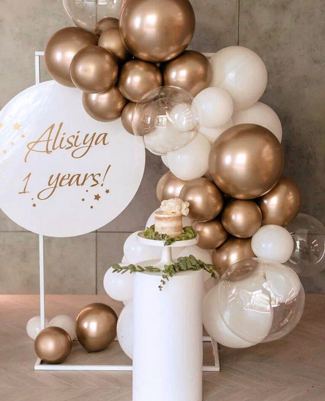 фотозона из белых и золотых шаров на белом каркасе с табличкой