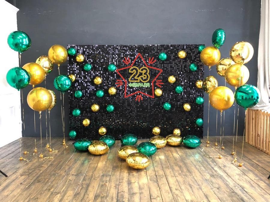 черная фотозона с фольгированными шарами на 23 февраля
