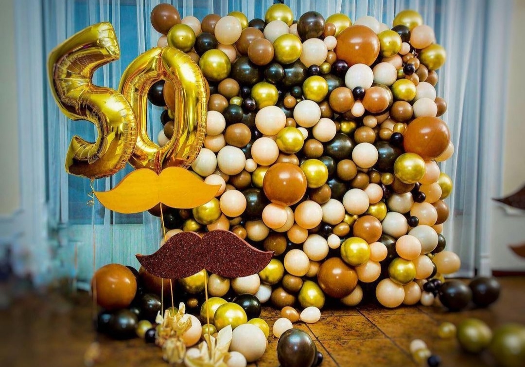 фотозона из белых, шоколадных и черных шаров с цифрой