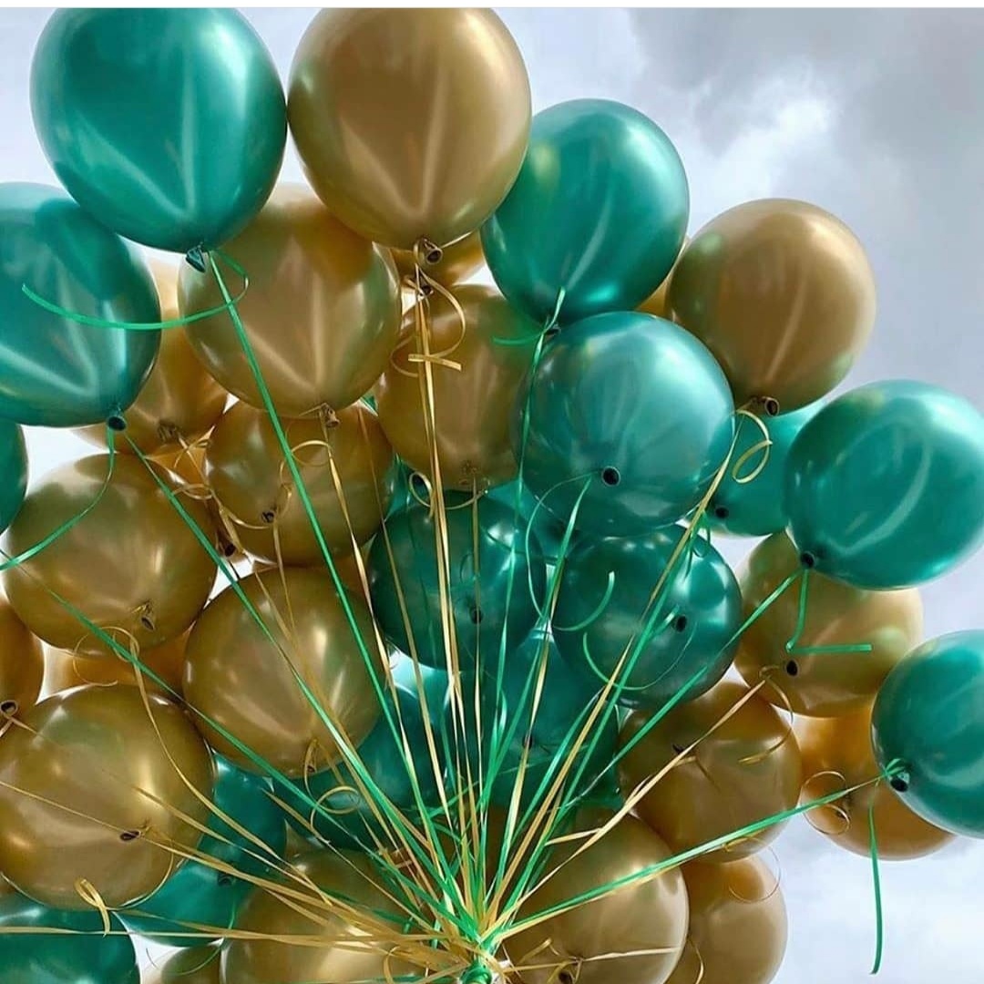 стильное облако из голубых и золотых шаров