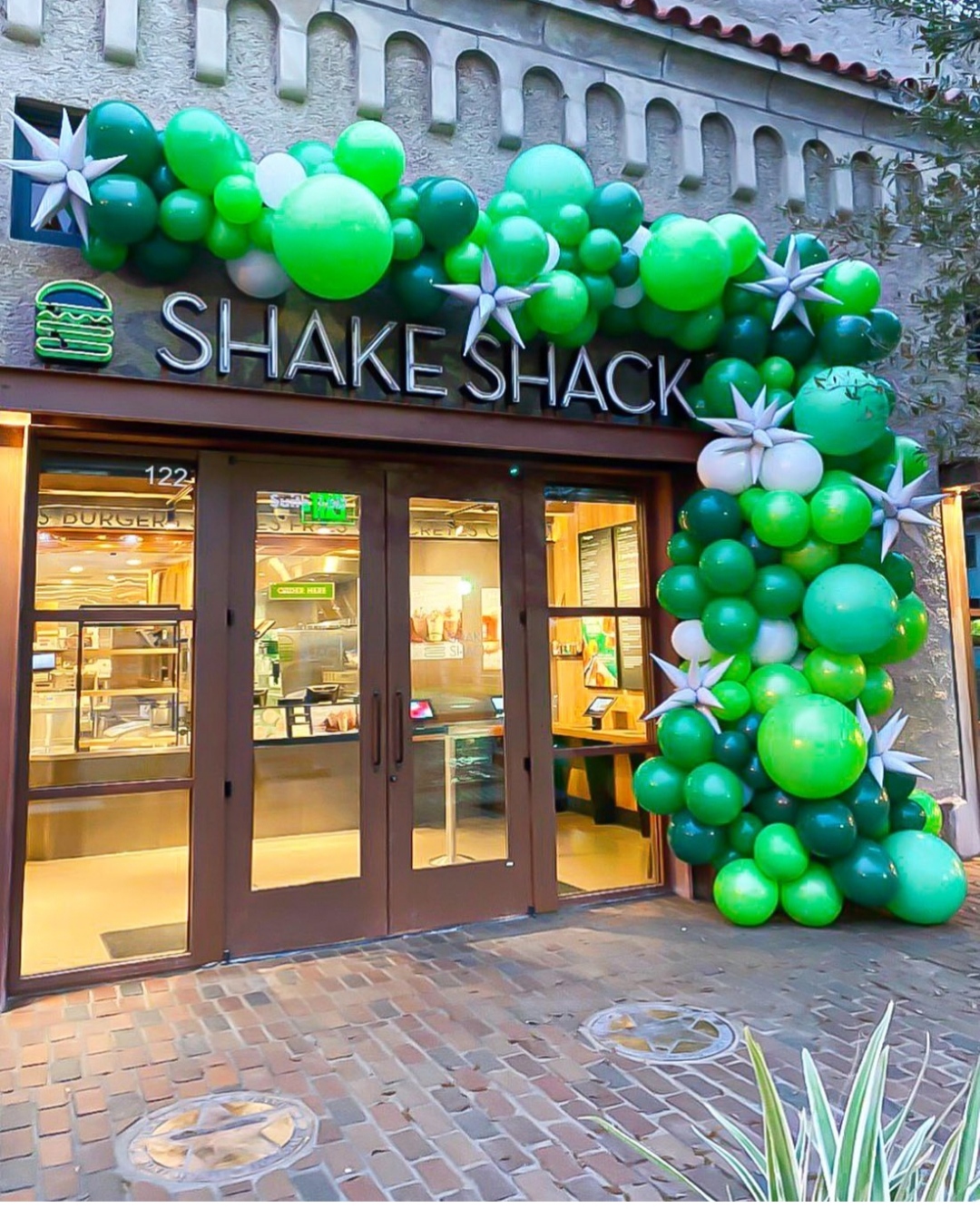 красочная гирлянда в зеленых тонах из шаров разного размера