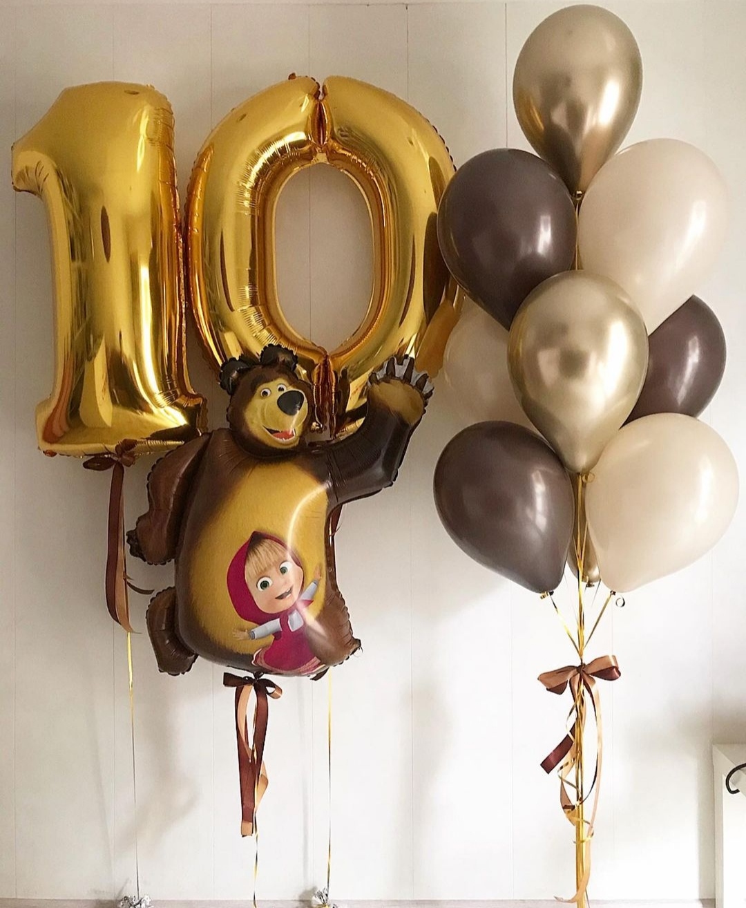 набор бежевых и шоколадных шаров с шаром маша и медведь и цифрами