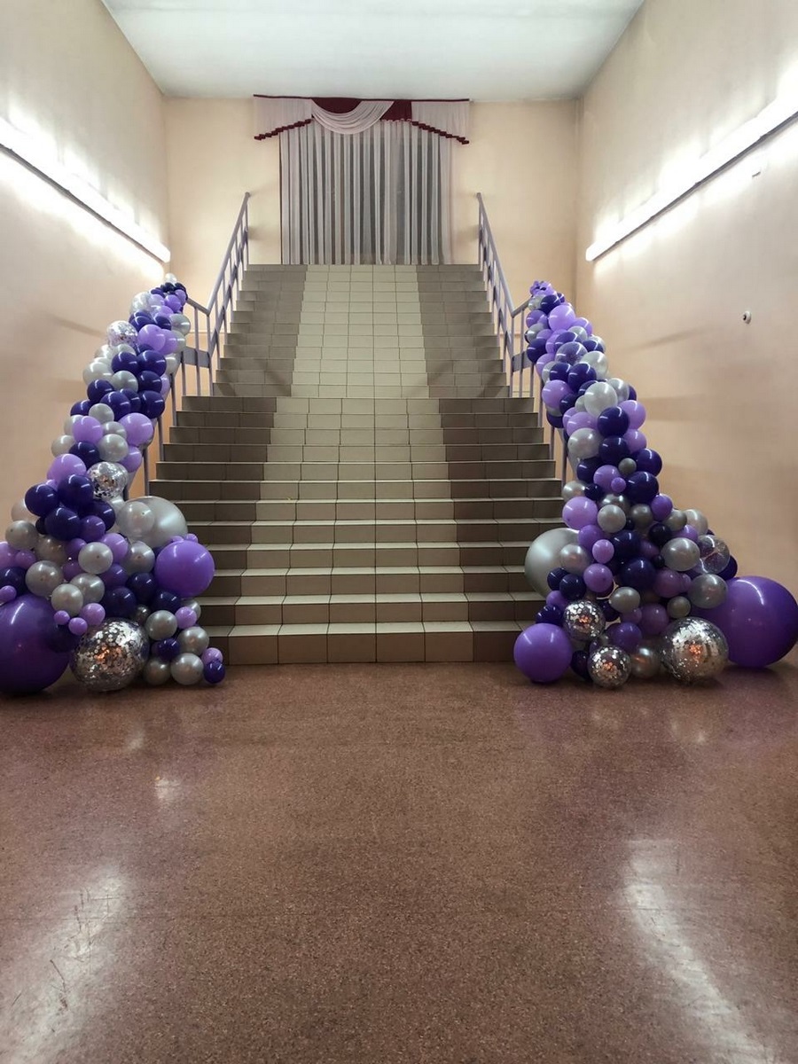 оформление лестницы разнокалиберной гирляндой, фиолетовой