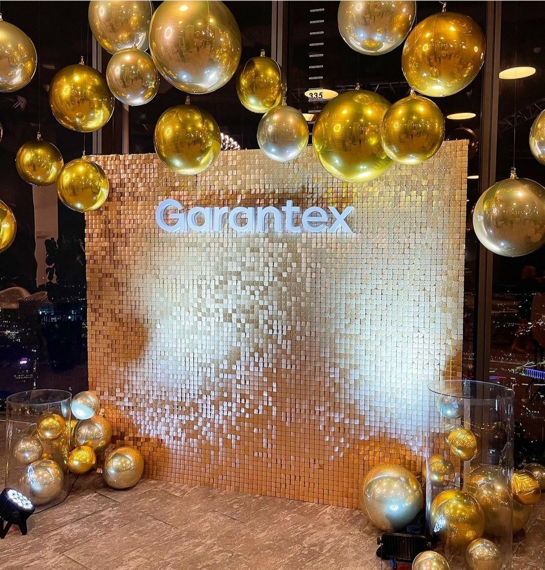 фотозона с пайетками и сферами luxury gold