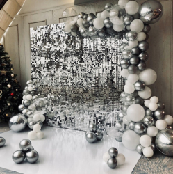 Серебряная фотозона из пайеток с бело-серебряными шарами