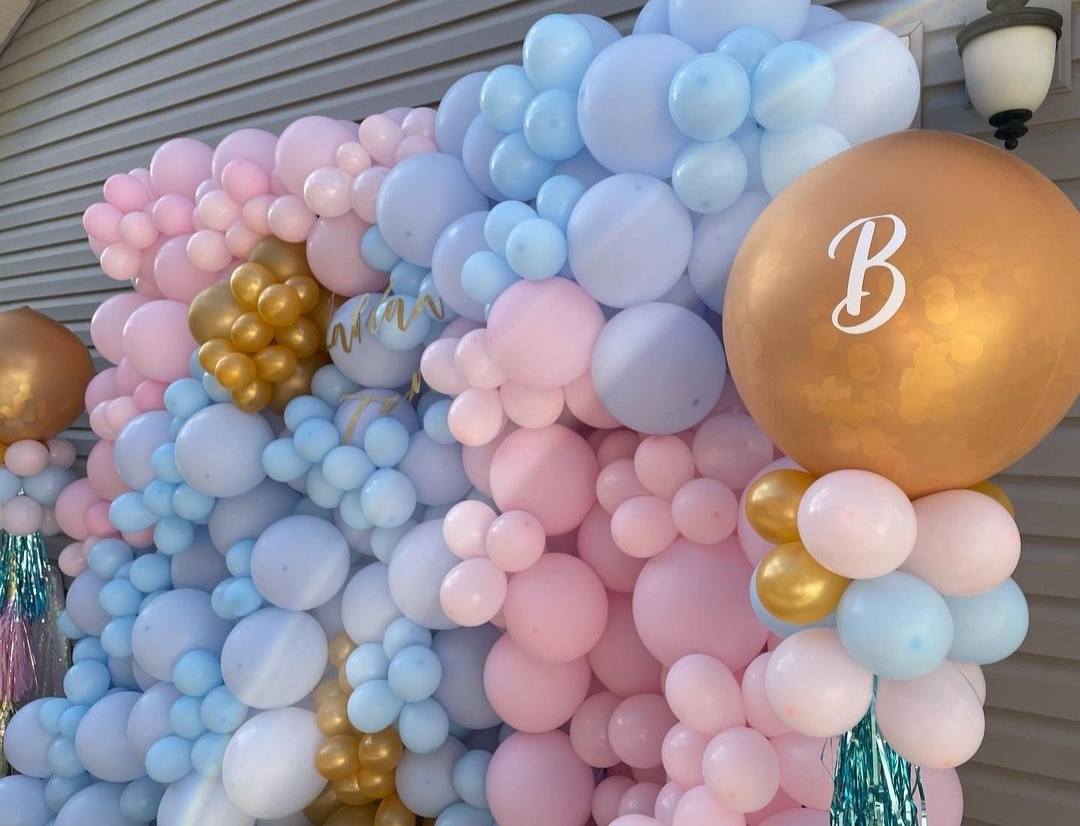 нежная фотозона из розовых и голубых шаров