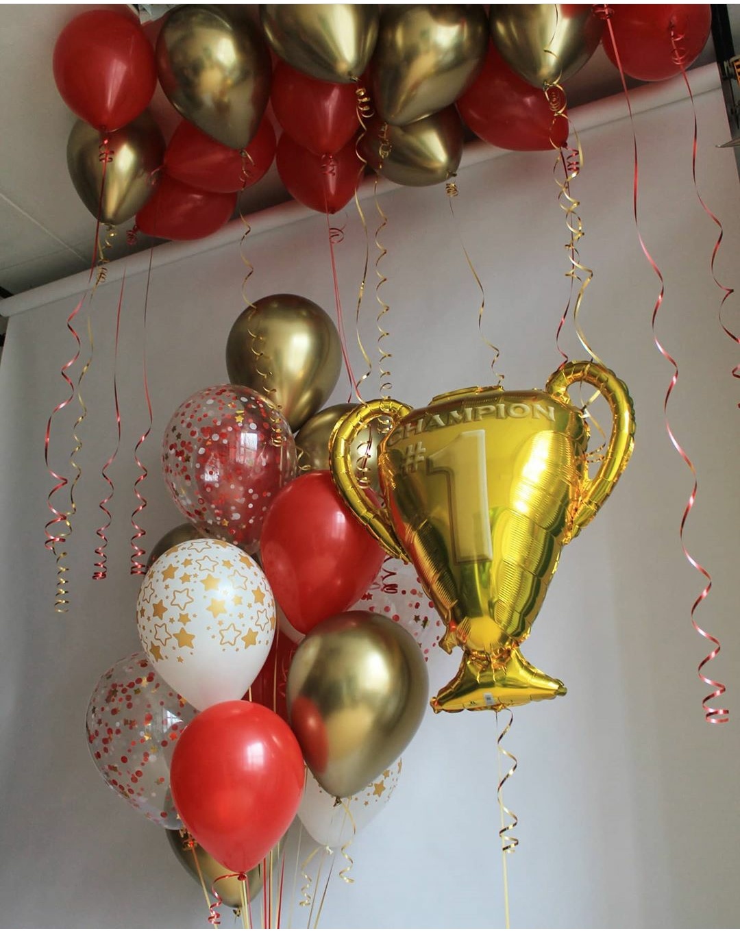 композиция "чемпион" с красными и золотыми шарами 