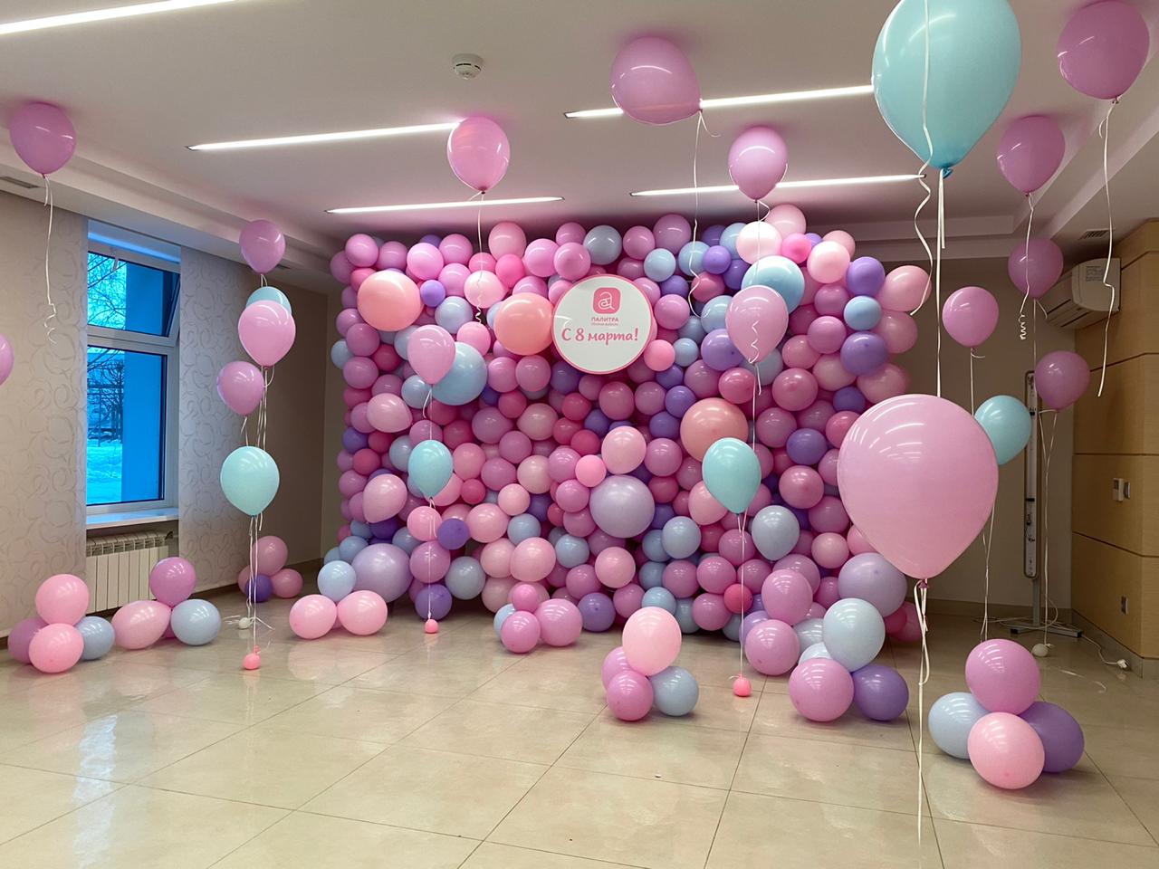 фотозона из шаров в фирменных цветах 