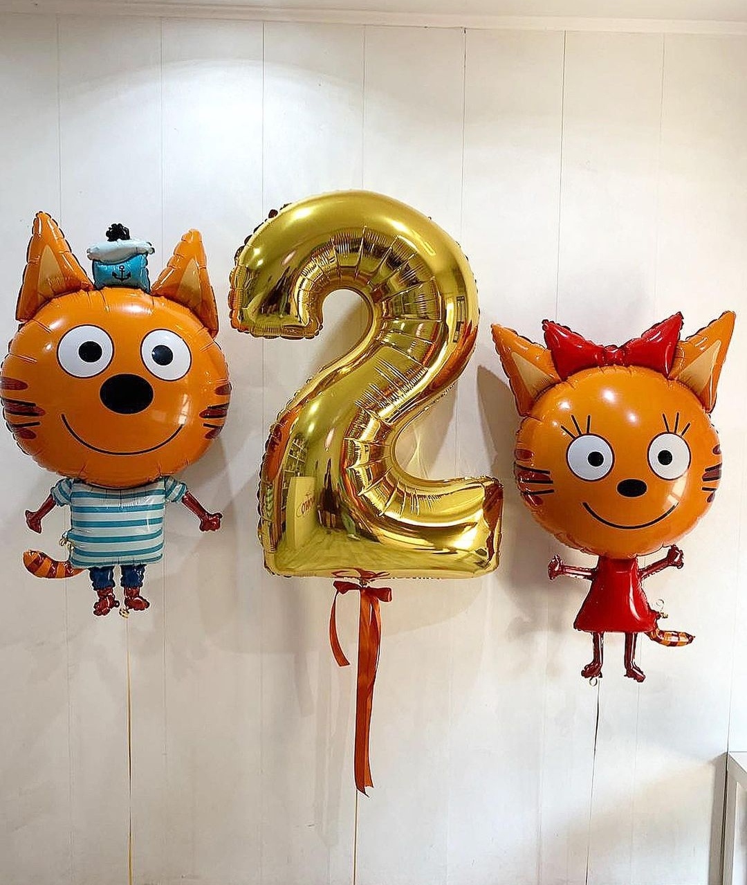 коржик и карамелька с фольгированной цифрой на 2 годика