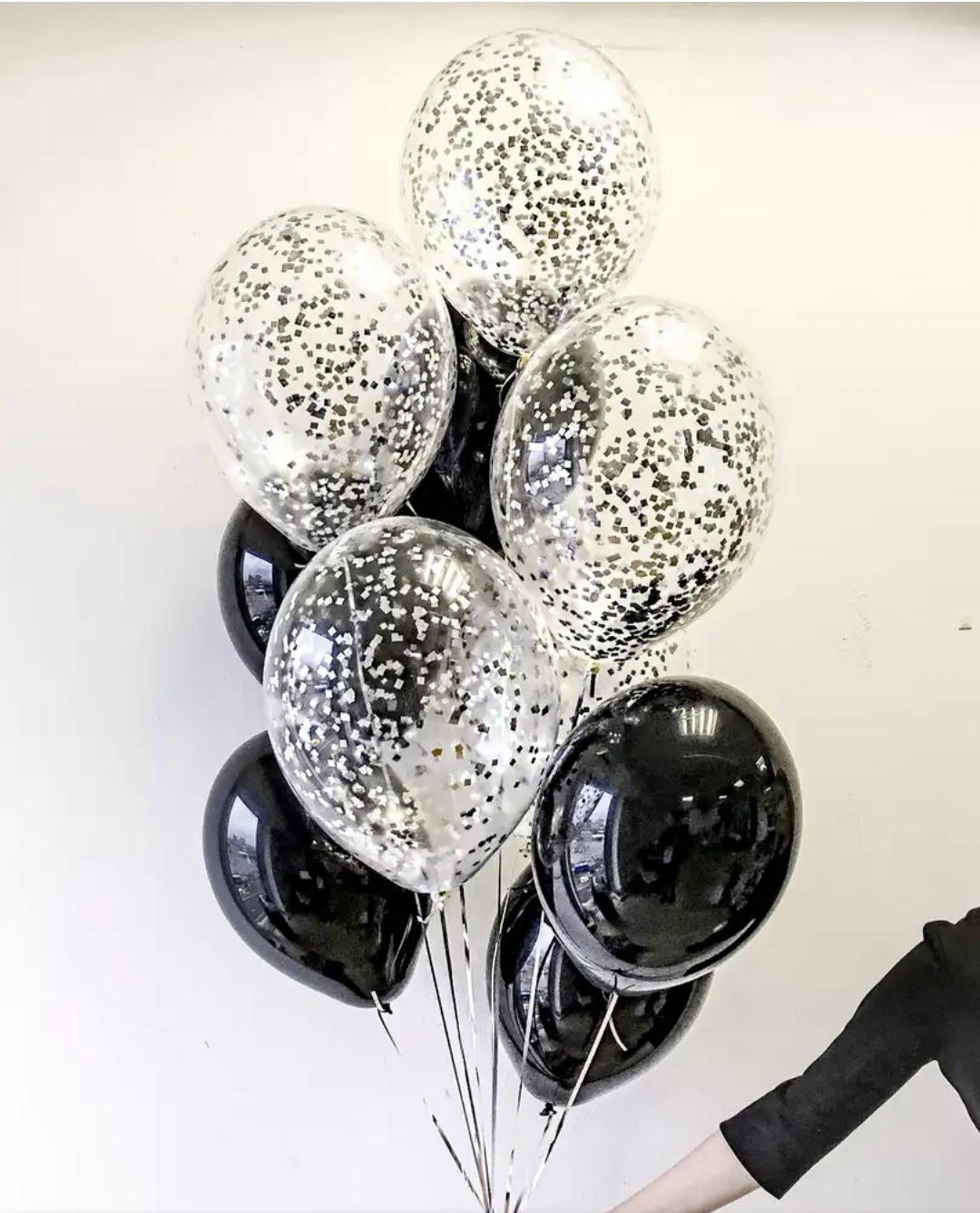 облако из черных и прозрачных шаров с конфетти