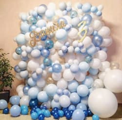 Фотозона: Стена из бело-голубых шаров