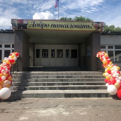 Оформление входа разнокалиберной гирляндой из шаров