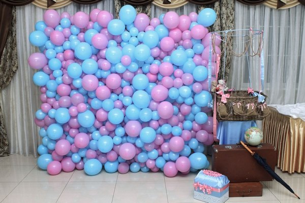фотозона-стена из розовых и голубых шаров 