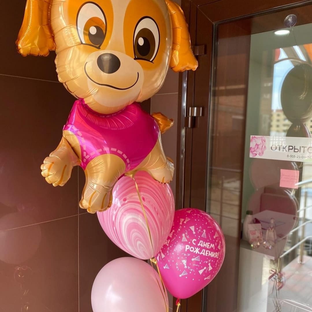 ярко-розовые шары и фольгированный шар скай