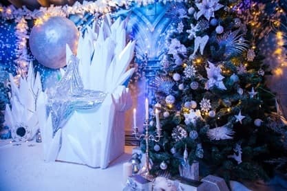 зимняя фотозона с ледяным троном