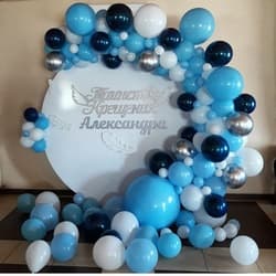 Белая фотозона с синий гирляндой