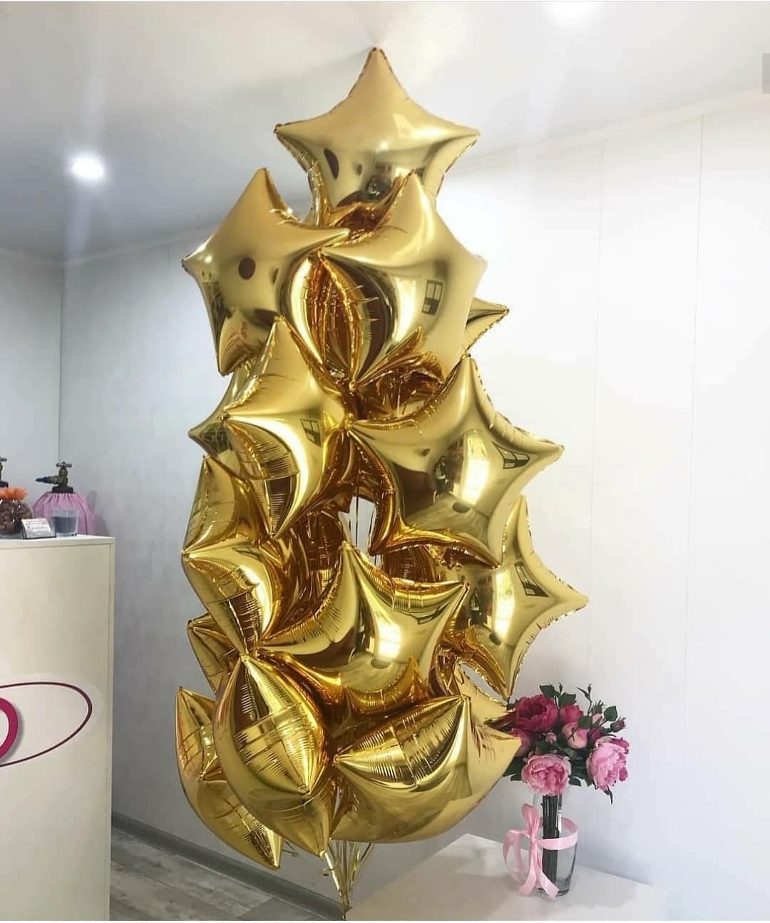 облако из золотых фольгированных звезд