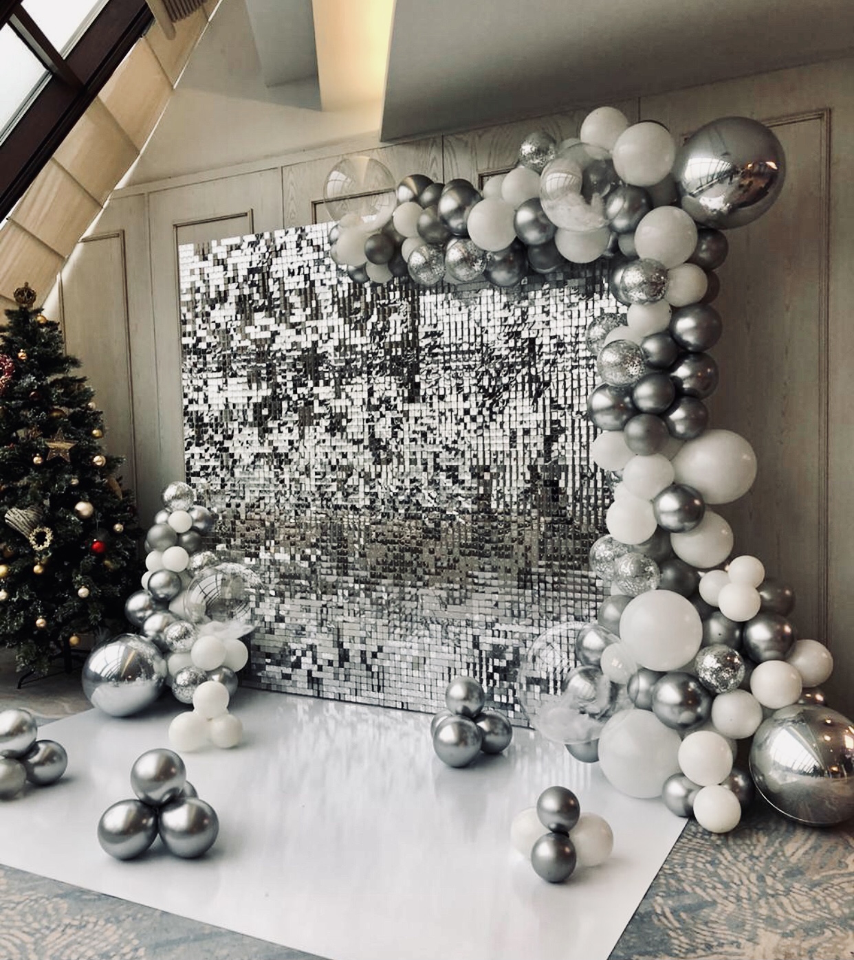 серебряная фотозона из пайеток с бело-серебряными шарами