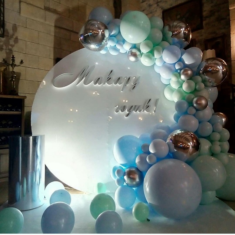 круглая белая фотозона с мятной гирляндой