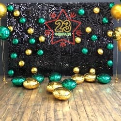 Черная фотозона с фольгированными шарами на 23 февраля