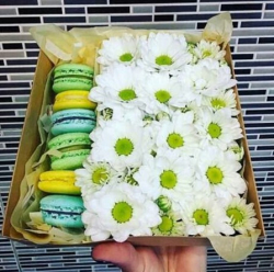 Подарочная коробочка с цветами и макаруни в зеленых оттенках