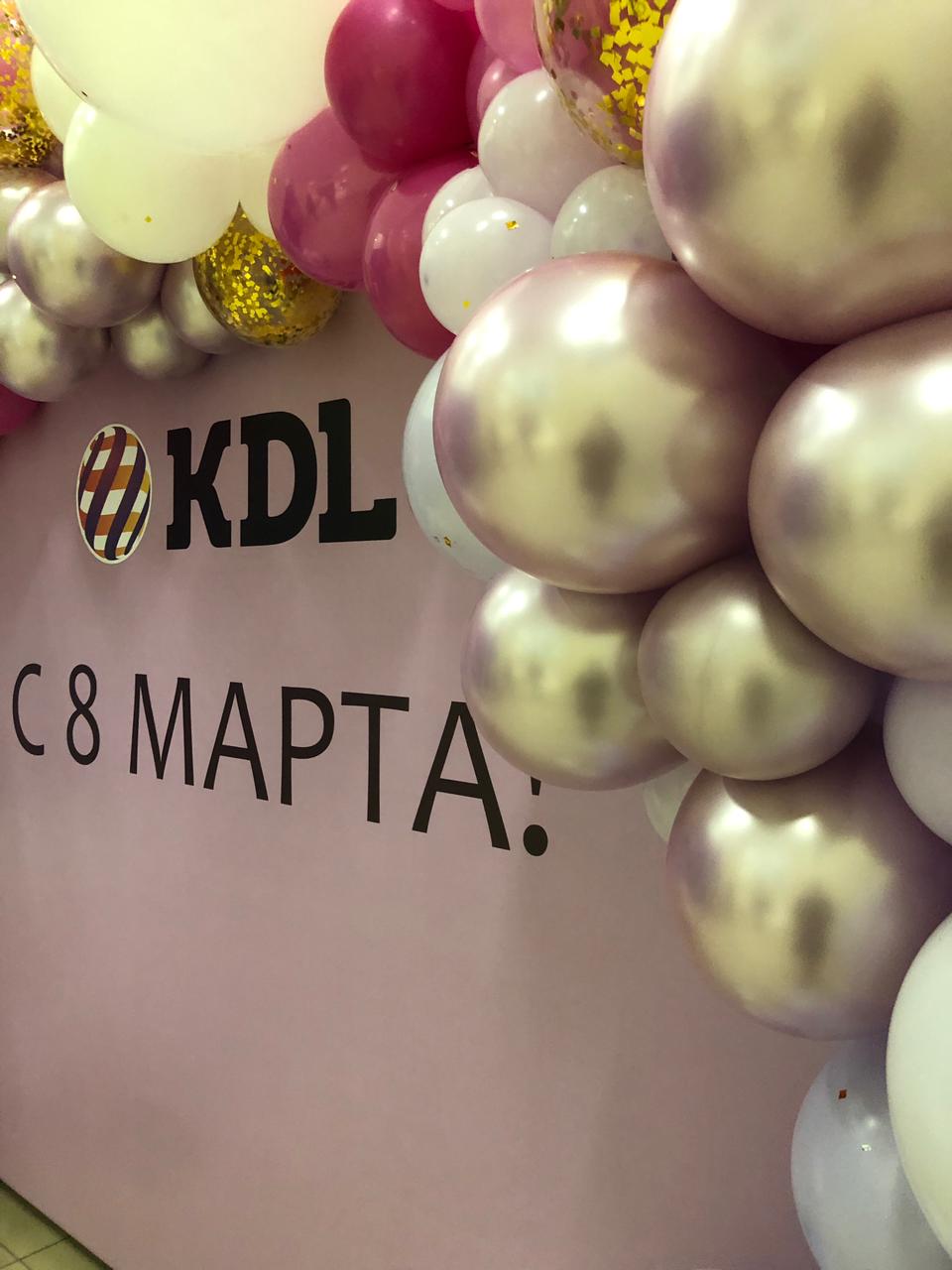 фотозона баннер с гирляндой из шаров с 8 марта 