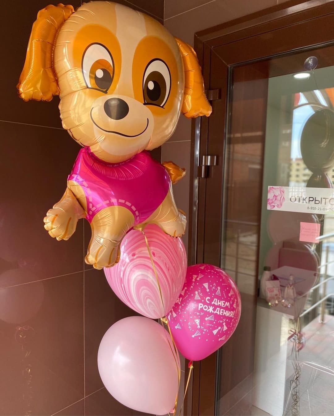 ярко-розовые шары и фольгированный шар скай
